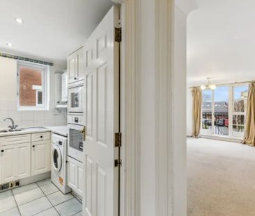 2 bedroom flat in Chiswick - Photo 3