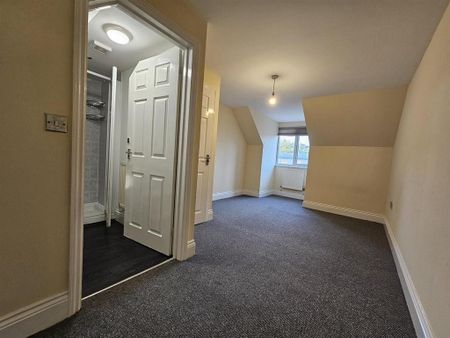 4 bedroom semi-detached house to rent - Photo 2