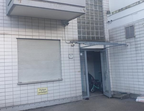 1 Zimmer mit Ladenfenster zum Hinterhof & WC Miete oder Mietkauf - Foto 1