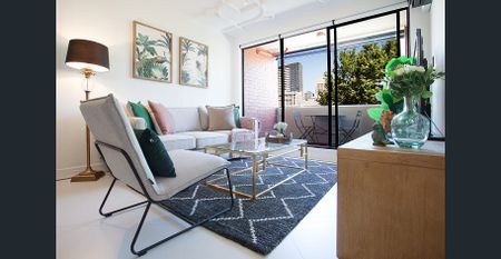 Two-bedroom designer apartment with city skyline views - $1,200/week fully furnished - Photo 4