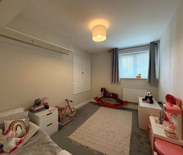 2 bedroom Maisonette in North Street, Windsor - Photo 4