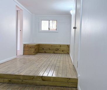 Renovated Spacious 2B2B on House Ground Floor Bills included - Photo 4
