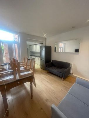 55 Leopold Street - Front door access 4 bed 2 bathLoughborough - Photo 1