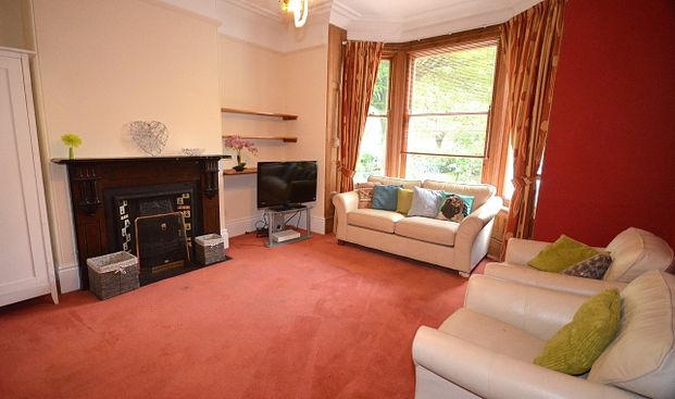 Huge 7 Bedroom Student Property Opposite Collegiate Campus! - Photo 1