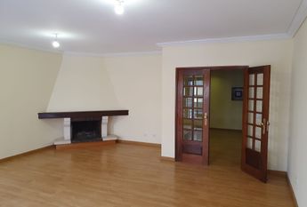 Apartamento T3 situado na zona residencial da Forca, em Aveiro.