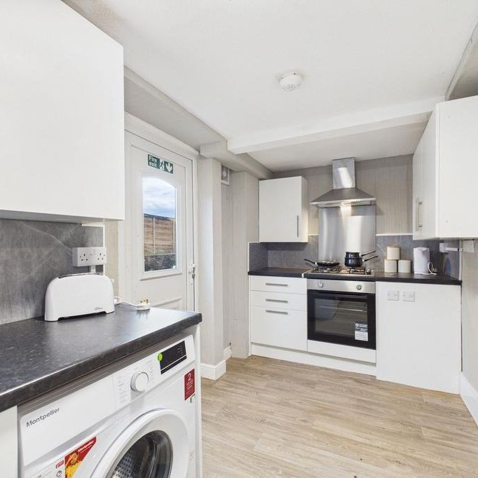 4 bedroom house of multiple occupation to rent - Photo 1