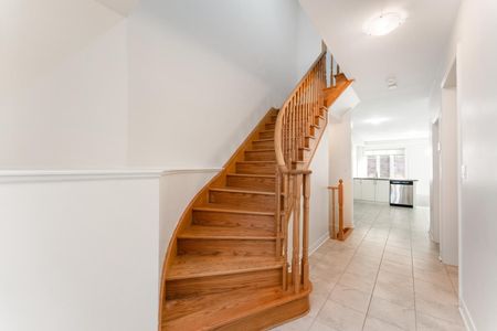 For Lease - 84 Fortis Crescent, Bradford West Gwillimbury, Ontario - Photo 5
