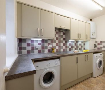 4 bedroom private hall to rent - Photo 1