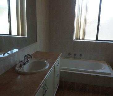 Beautiful Townhouse in Stirling - Photo 5