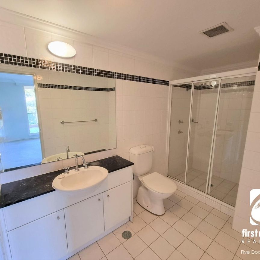 SPACIOUS 2 BEDROOM APARTMENT OVERLOOKING VILLAGE GREEN - Photo 1