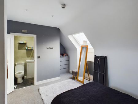 1 bedroom in a house share to rent - Photo 2