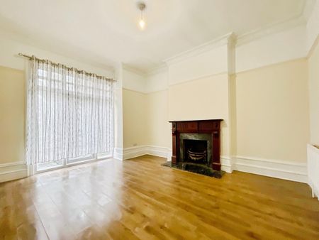 4 bedroom Detached House to let - Photo 3