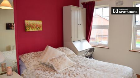 Lovely room in 3-bedroom house in Terenure, Dublin - Photo 5