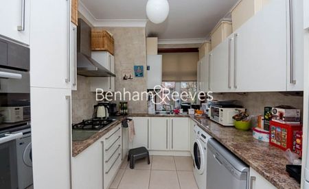 3 Bedroom flat to rent in Frognal Lane, Hampstead, NW3 - Photo 3