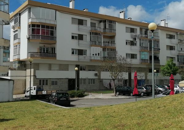 Partilho apartamento com jovem profissional ou estudante