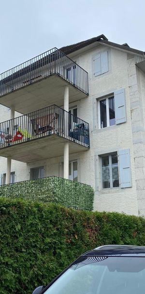 Appartement de 5 pièces au 1er étage avec balcon situé au centre du village - Photo 2