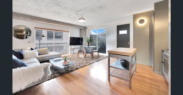 "Sleek, Stylish and Sophisticated Warehouse Conversion" - Fully Furnished - Photo 1