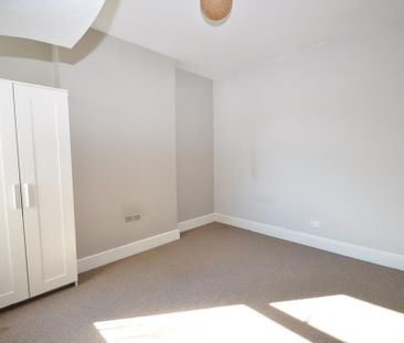 4 bedroom end of terrace house to rent - Photo 4