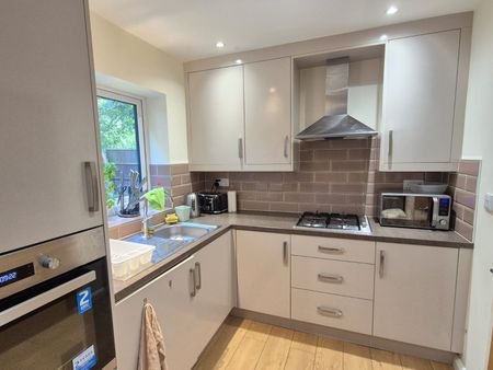 Recentrly built 4 bedroom house - Photo 3