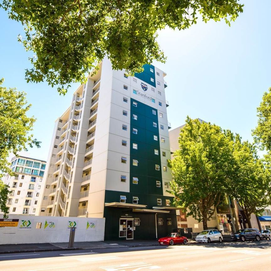 Sunny 2-Bedroom City Apartment - Photo 1