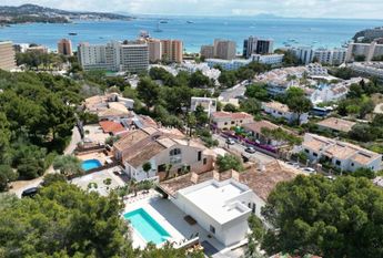 Elegant villa with swimmimg pool in Palmanova