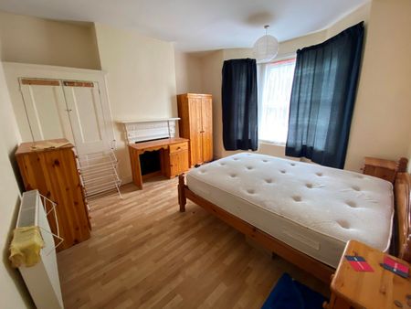 4 Bed Terraced House, Bevois Hill, SO14 - Photo 3