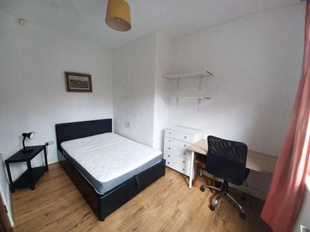 4 bedroom semi-detached house to rent - Photo 3