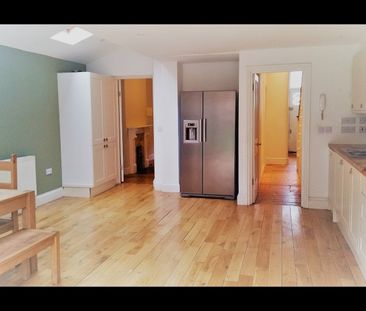 4 Bed Terraced House, St. John's Hill Grove, SW11 - Photo 2