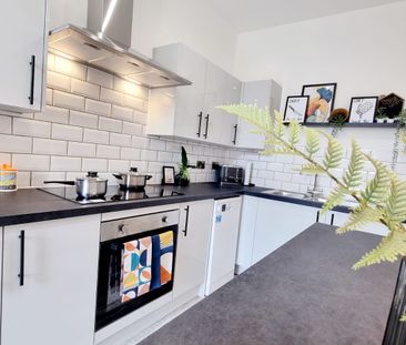 Modern 6-Bedroom Ensuite - Photo 5