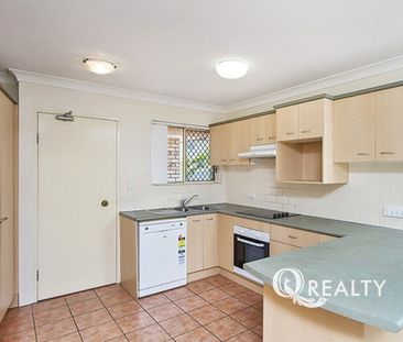 🏡 Low Maintenance - Spacious Contemporary Unit - Photo 6