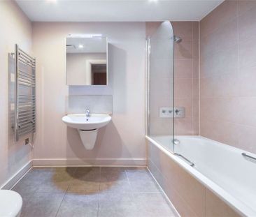 A superb two bedroom apartment located within close proximity to Westfield Stratford. - Photo 1