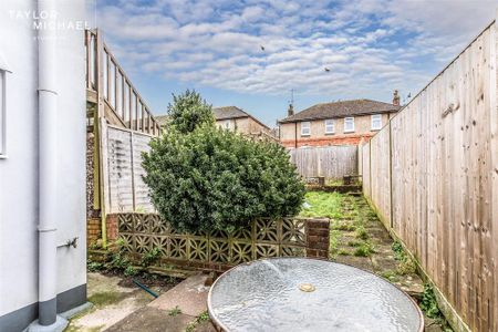 3 bedroom flat to rent - Photo 2