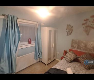 4 bedroom end of terrace house to rent - Photo 5