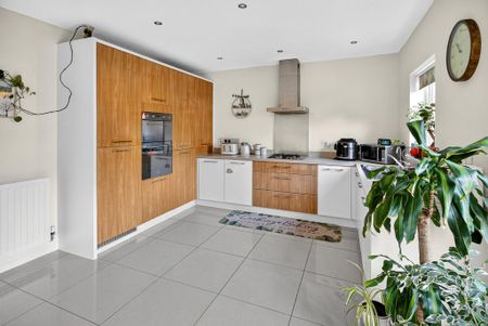 4 bedroom detached house to rent - Photo 2