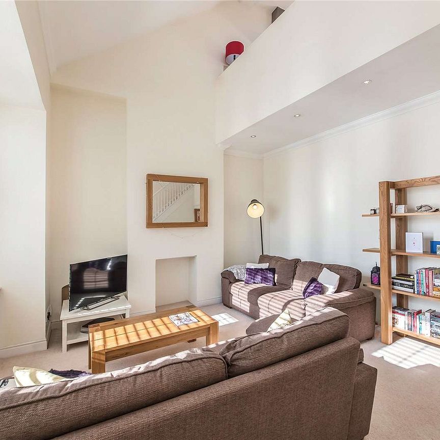 A spacious three double bedroom split level apartment on Earlsfield Road. - Photo 1