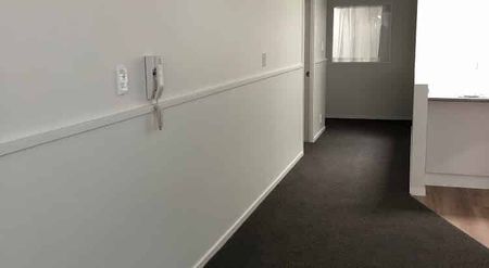 Large 4 Bedroom Apartment - Photo 3