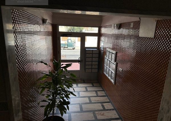 Ótimo apartamento mobilado, situado em zona de comércio, totalmente remodelado.
