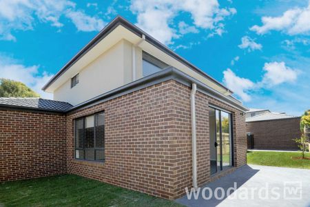 IMPRESSIVE TOWNHOUSE IN MOUNT WAVERLEY SCHOOL ZONE - Photo 4