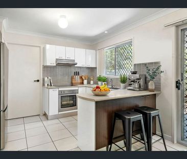 Secure, Modern Townhouse with air con in a Sought-After Complex - Photo 6