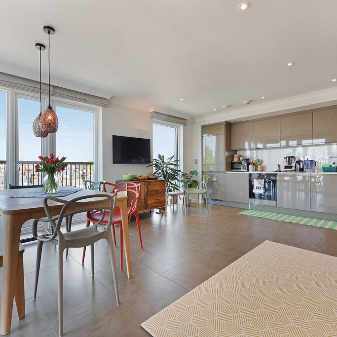 Battersea Park Road, SW11, London - Photo 1