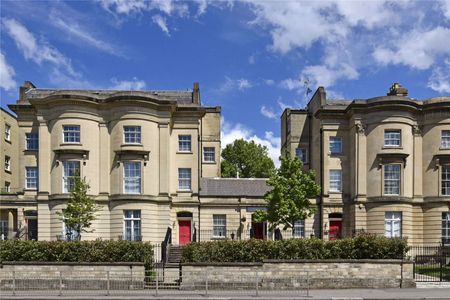 A superbly presented one bedroom lower ground floor apartment in this beautiful Georgian conversion in the centre of Reading. Offered fully furnished and with gated parking. - Photo 5