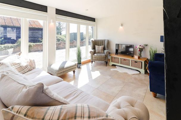 3 bedroom barn conversion to rent - Photo 1