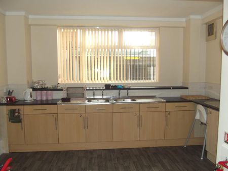 1 bedroom in a house share to rent - Photo 2