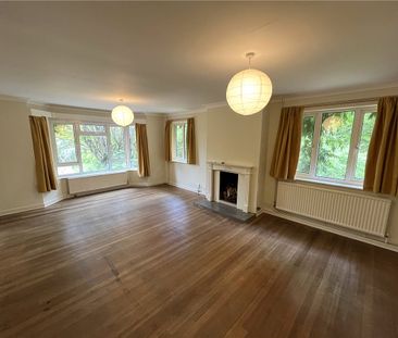 A spacious 4 bedroom detached house situated in a quiet cul-de-sac ... - Photo 2