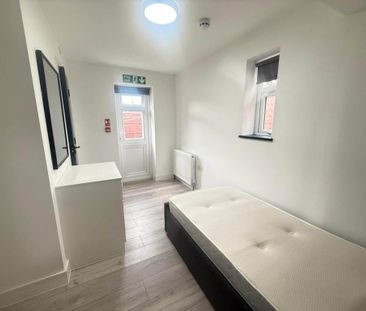 4 bedroom semi-detached house to rent - Photo 3