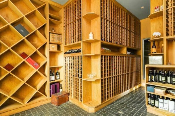 Bespoke and Luxurious Family Home in Sought-After Location with Panoramic Water Views - Photo 1