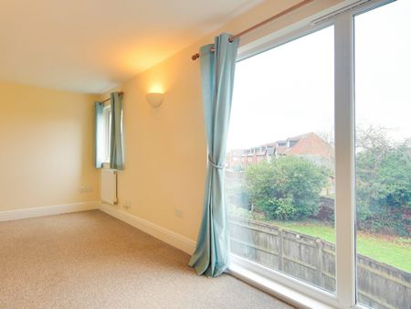 Flat to rent on - Photo 2