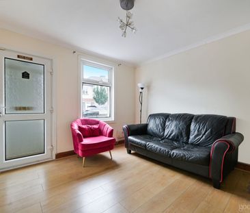 2 bedroom mid terraced house to rent, - Photo 2
