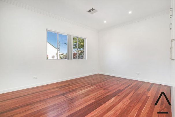 Modern And Spacious Single Level 5 Bedroom Home - Photo 1