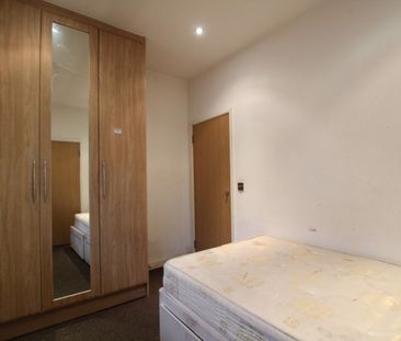 Green Lane, Ilford, Essex IG3 - Photo 4